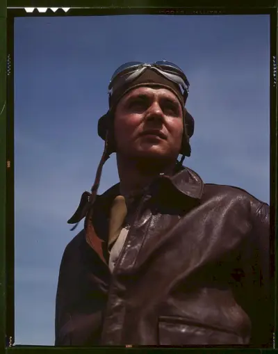 Bomberpilot in brauner Lederjacke um 1942.