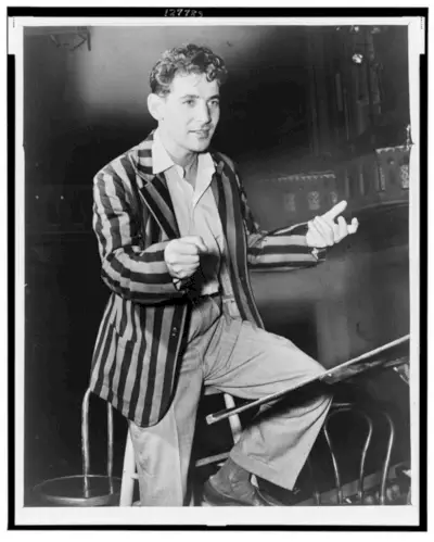 Dirigent Leonard Bernstein um 1945 trägt einen gestreiften Sakko mit weit geschnittenen Hosen.