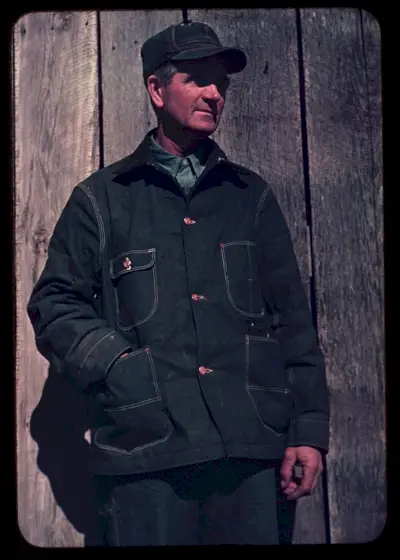 Er trägt Kleidung, die auf ihn schließen lässt