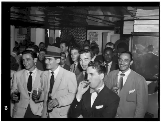 Männer genießen die Szene im Downbeat Club in New York um 1948.