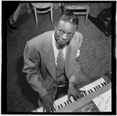 Nat King Cole in einem Nadelstreifenanzug, fotografiert in New York etwa im Juni 1947.