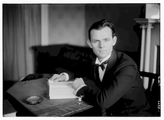 Śpiewak operowy Lawrence Tibbett pozuje do portretu z lat 20. XX wieku.