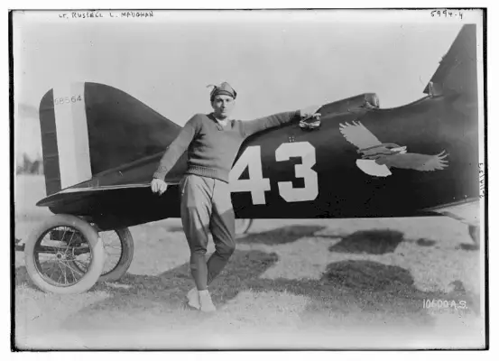 Porucznik Russell L. Maughan, ubrany w swobodny sweter, został sfotografowany w latach dwudziestych XX wieku obok Curtissa R-6 Racer.