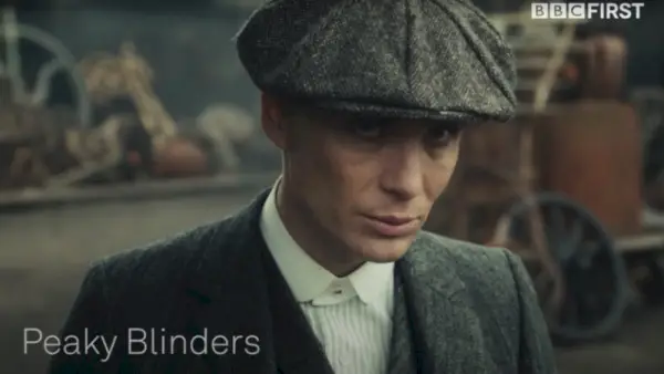 Cillian Murphy gra kultowego Thomasa Shelby'ego w Peaky Blinders, ubranego w jedną z głównych postaci