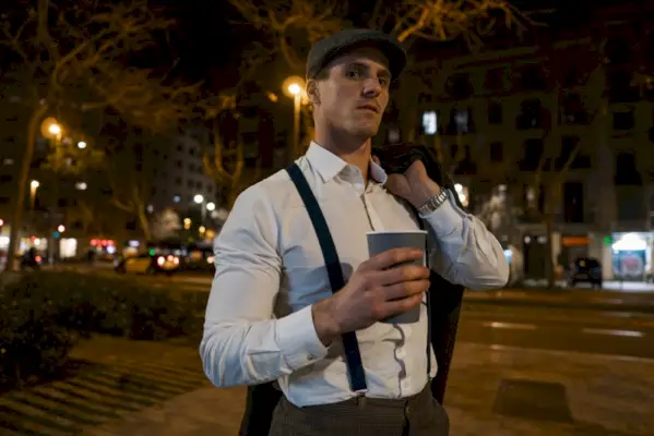 Z łatwością połącz styl lat 20. XX wieku za pomocą szelek lub kaszkietu.