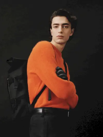 Gena si veste di maglieria accogliente e altro ancora per ARKET