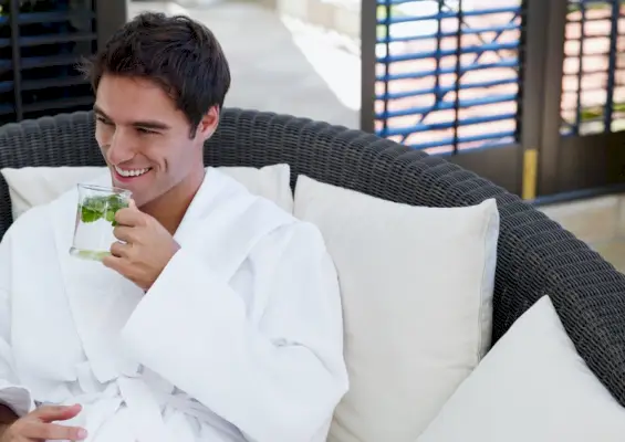 A arte da indulgência: os melhores materiais para roupões de spa