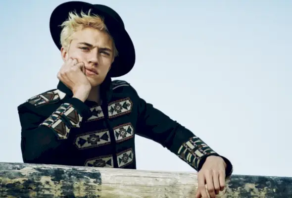 Lucky Blue Smith poartă o jachetă împodobită de la Valentino.