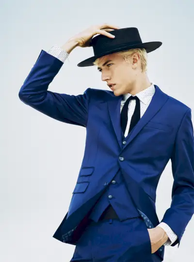 Lucky Blue Smith este o viziune dinamică în albastru, îmbrăcând o cămașă și un costum de la Hatemoğlu.