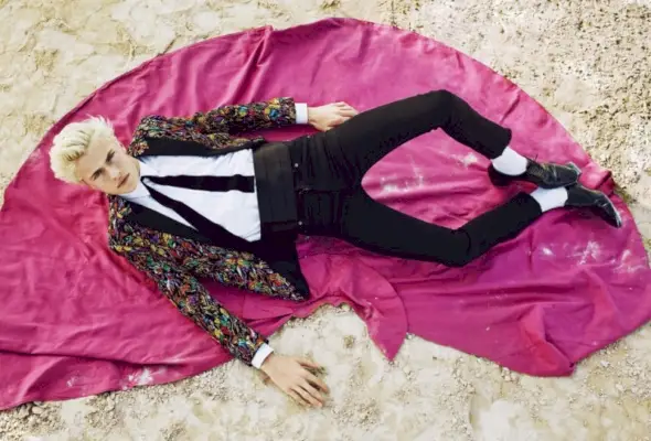 Lucky Blue Smith este în centrul atenției într-o jachetă smoking remarcabilă de la Saint Laurent.