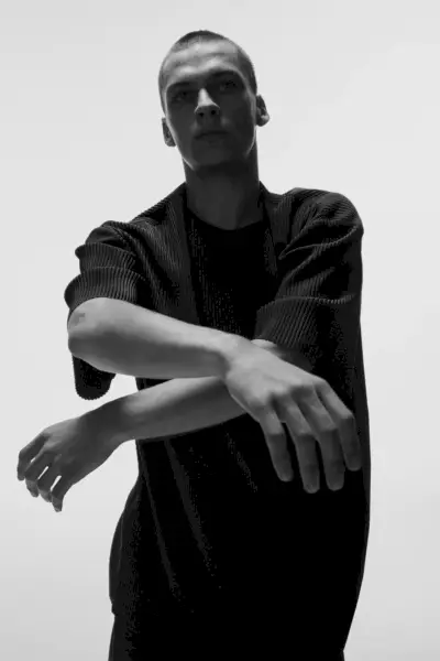 Devant et au centre, Andreas arbore un haut surdimensionné plissé de Zara.