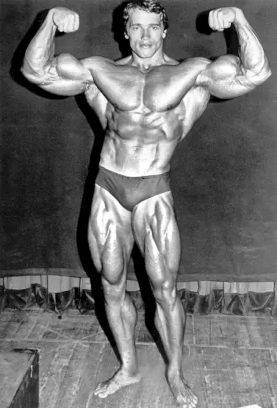 Arnold Schwarzenegger, ena od vidnih osebnosti bodybuildinga iz 1970-ih, pozira za fotografijo iz leta 1974, preden brani naslov na svojem petem tekmovanju Mr. Olympia.