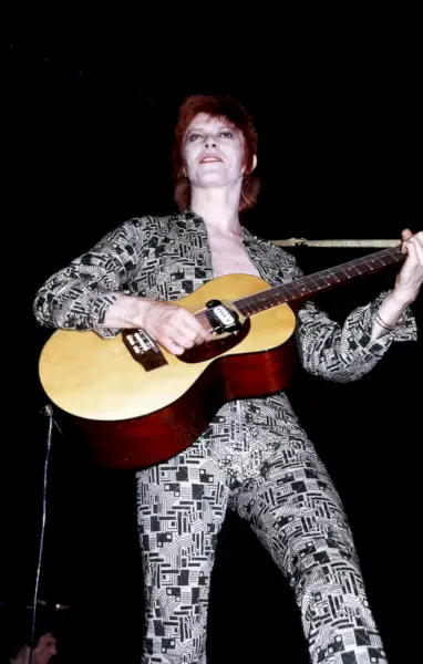 David Bowie v svojem obdobju Ziggyja Stardusta nastopa v Newcastlu v kombinezonu, ki ga je leta 1972 oblikoval Freddie Burretti.