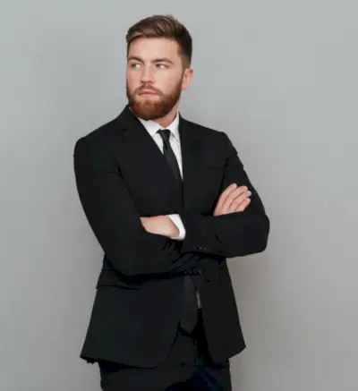 Minimalistische garderobe heren zwart pak