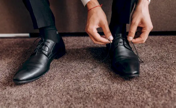 Minimalistische garderobe heren zwarte kledingschoenen