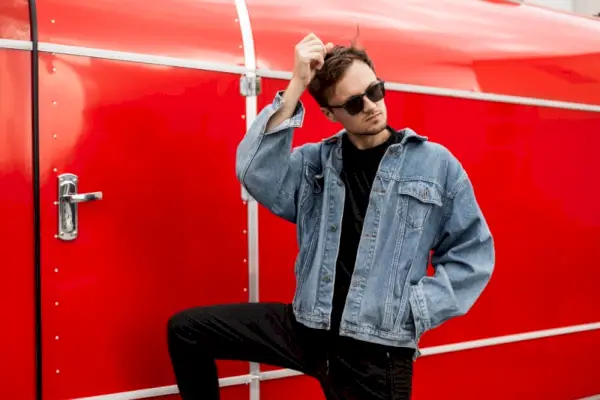 Minimalistische garderobe heren spijkerjasje