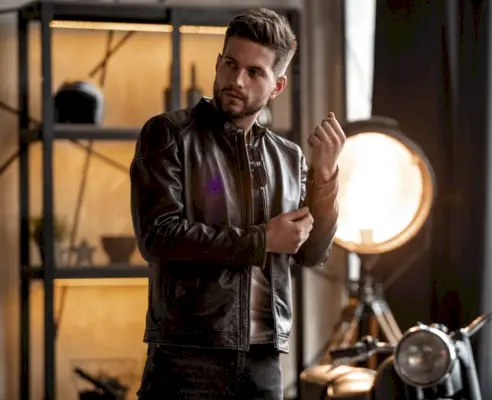 Minimalistische garderobe heren bruin leren racerjack