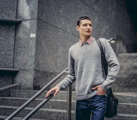 Minimalistische garderobe heren grijze trui