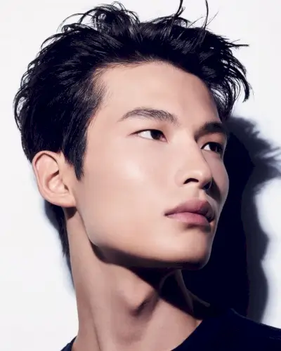 Shixin Huang har en naturlig makeup-look från Boy De Chanel.