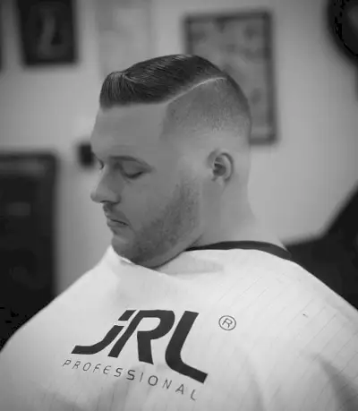 A short disconnected undercut comb over