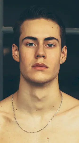 Standartinis skilties auskarų vėrimas