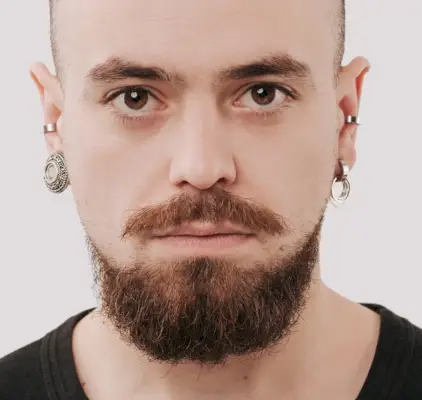 Auskarų auskarų vėrimas