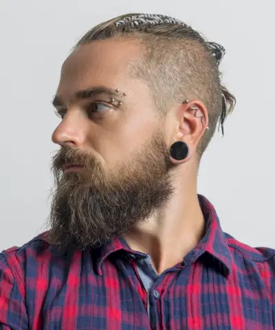 Pramoninis auskarų vėrimas ausyse