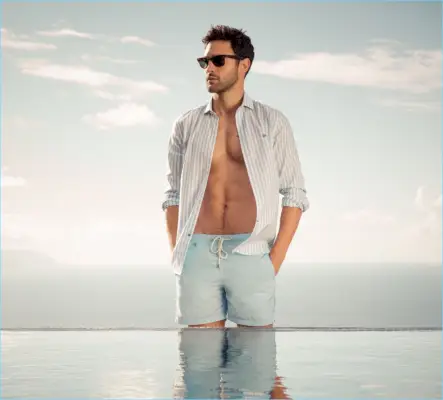 Uma visão de verão, Noah Mills mostra seu tanquinho enquanto estrela Pedro del Hierro
