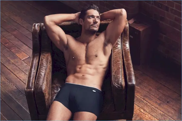 Se déshabillant jusqu'à ses sous-vêtements, David Gandy arbore un style simple de sa ligne Autograph.