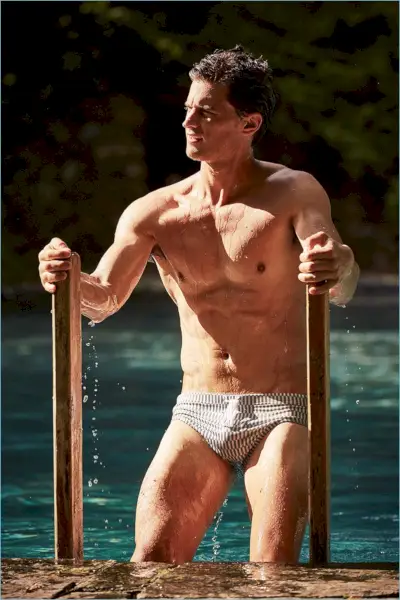 A la sortie de la piscine, Garrett Neff porte un maillot de bain pour Katama