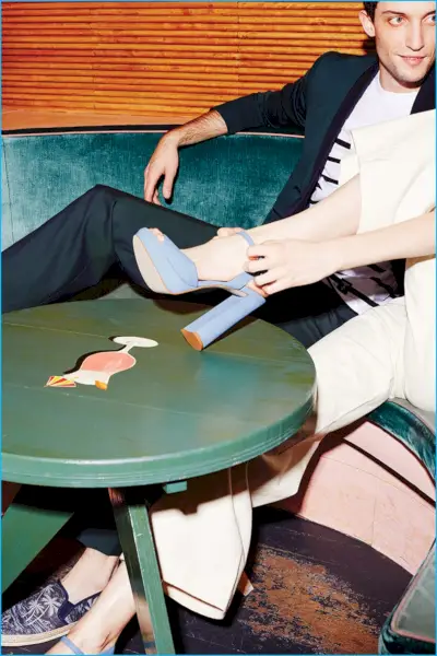 מקס פון איסר מנדנד את נעלי התעמלות של סטיב מאדן כשהוא נרגע ב-The Happiest Hour.