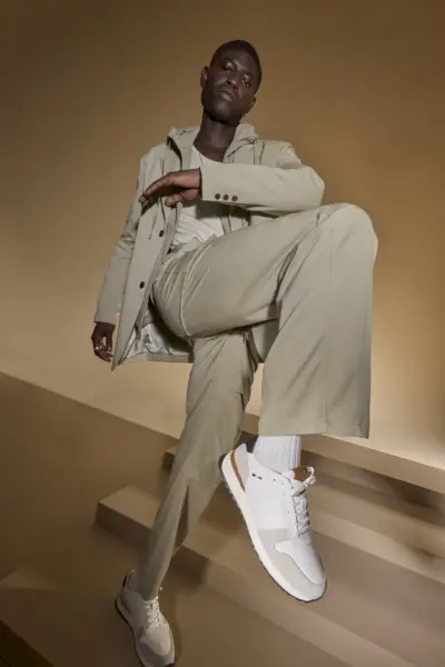 포즈를 취하는 Omar Sesay는 Allen Edmonds를 자랑합니다.