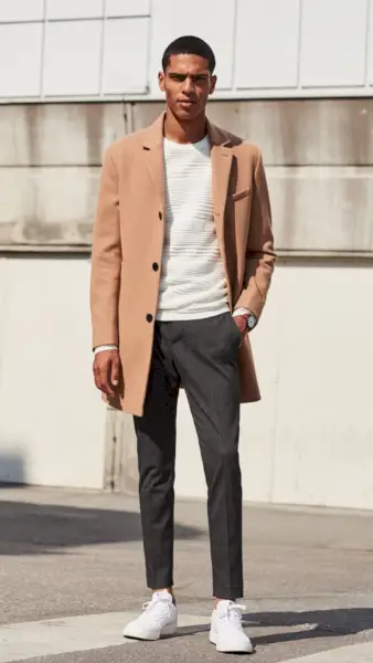 H&M Manteau Camel Pantalon Plissé Baskets Blanches Homme