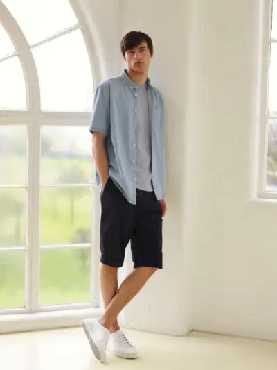 Short de style été, baskets blanches pour hommes