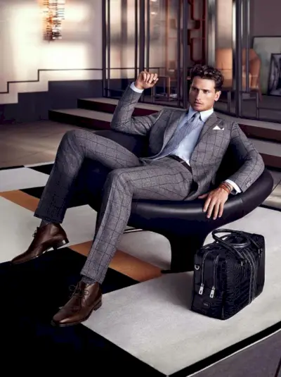 レザー チャッカ ブーツ 衣装 窓ガラス スーツ シャツ ネクタイ