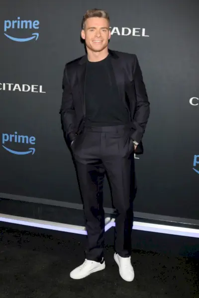 Richard Madden assiste à la première d'avril 2023 de la série Citadel à Los Angeles, en Californie. L'acteur porte un costume Dior Men bleu marine avec des baskets blanches.