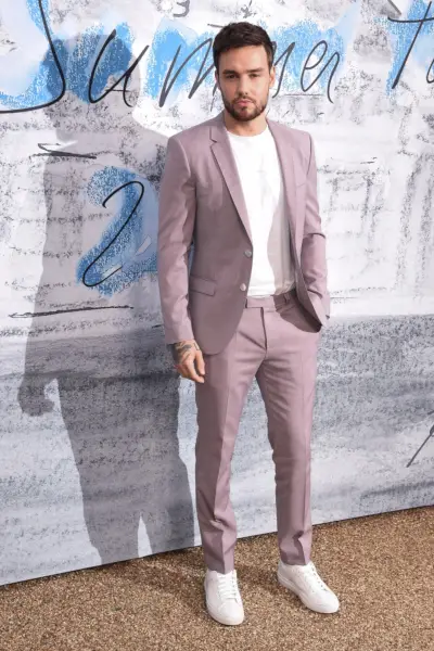 Costume Liam Payne avec baskets blanches