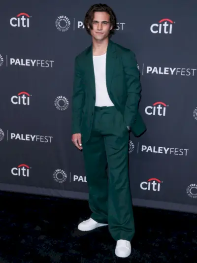 Costume vert Tanner Buchanan avec baskets blanches