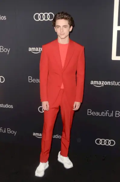 Timothée Chalamet Costume Rouge Baskets Blanches
