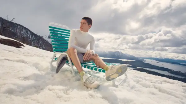 Guido Tristan s moderným športovým štýlom nosí tenisky Bad Bunny x adidas Originals Last Forum.