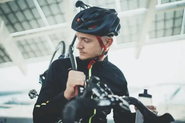 자른 남자 헬멧 자전거 물병