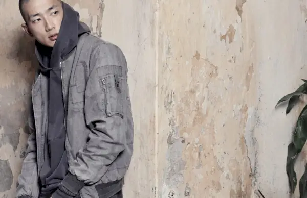 Les pièces décontractées fonctionnent bien dans des combinaisons de couleurs monochromes neutres comme ce look classique de John Elliott.