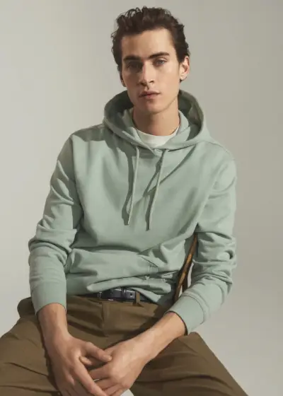 Les nuances de vert et de marron s'associent pour un look Mango Man frais.