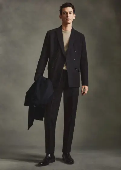 Tenues de couleurs neutres pour hommes : Mango Man plaide en faveur du costume noir classique avec un style à double boutonnage.