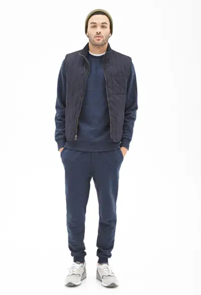 Don má na sebe klasické sťahovacie tepláky.