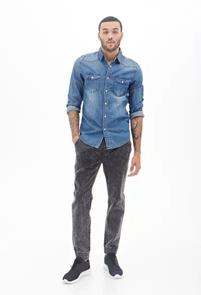 Don nosí stonewash denim joggers.