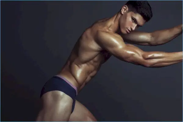 Brents Čua fotografē Trevoru Sinjorino priekš BENCH/ Body.