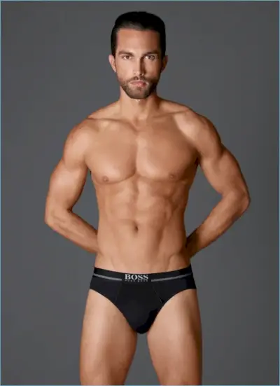 BOSS와 재회한 토비아스 소렌센은 해당 브랜드의 블랙 언더웨어 브리프를 착용했습니다.