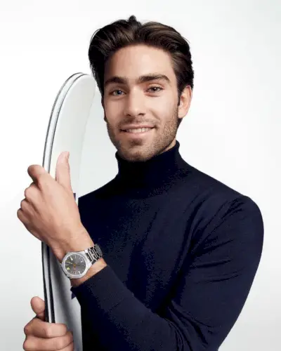 הגולש אלכסנדר הול הוא חזון אופנתי עם צווארון גולף עבור Movado