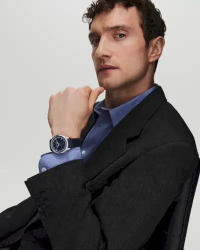 Jacob Coupe nosi używany zegarek Jaeger-LeCoultre Master Control Calendar z certyfikatem Bucherer.